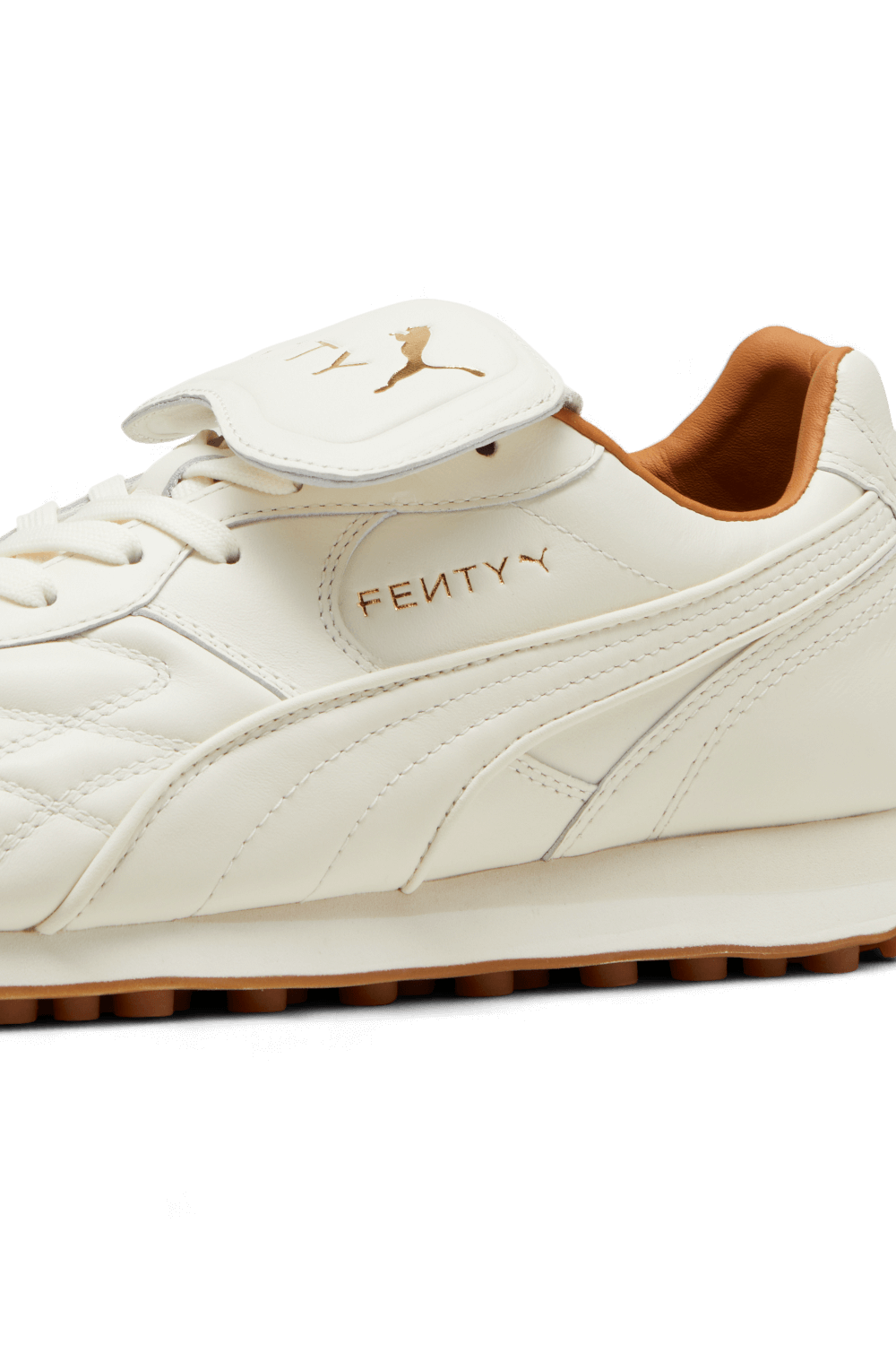 תמונת תקריב של פנטי אוונטי X נעלי סניקרס פומה PUMA