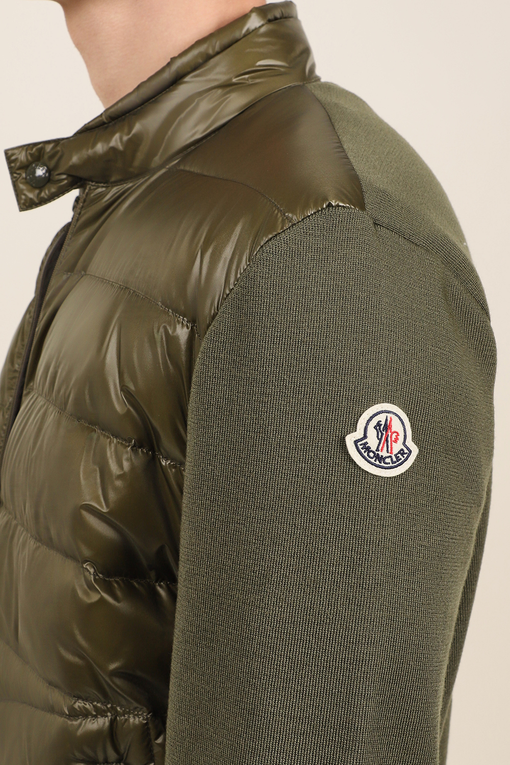 תמונת תקריב דוגמן של קרדיגן בשילוב פוך MONCLER