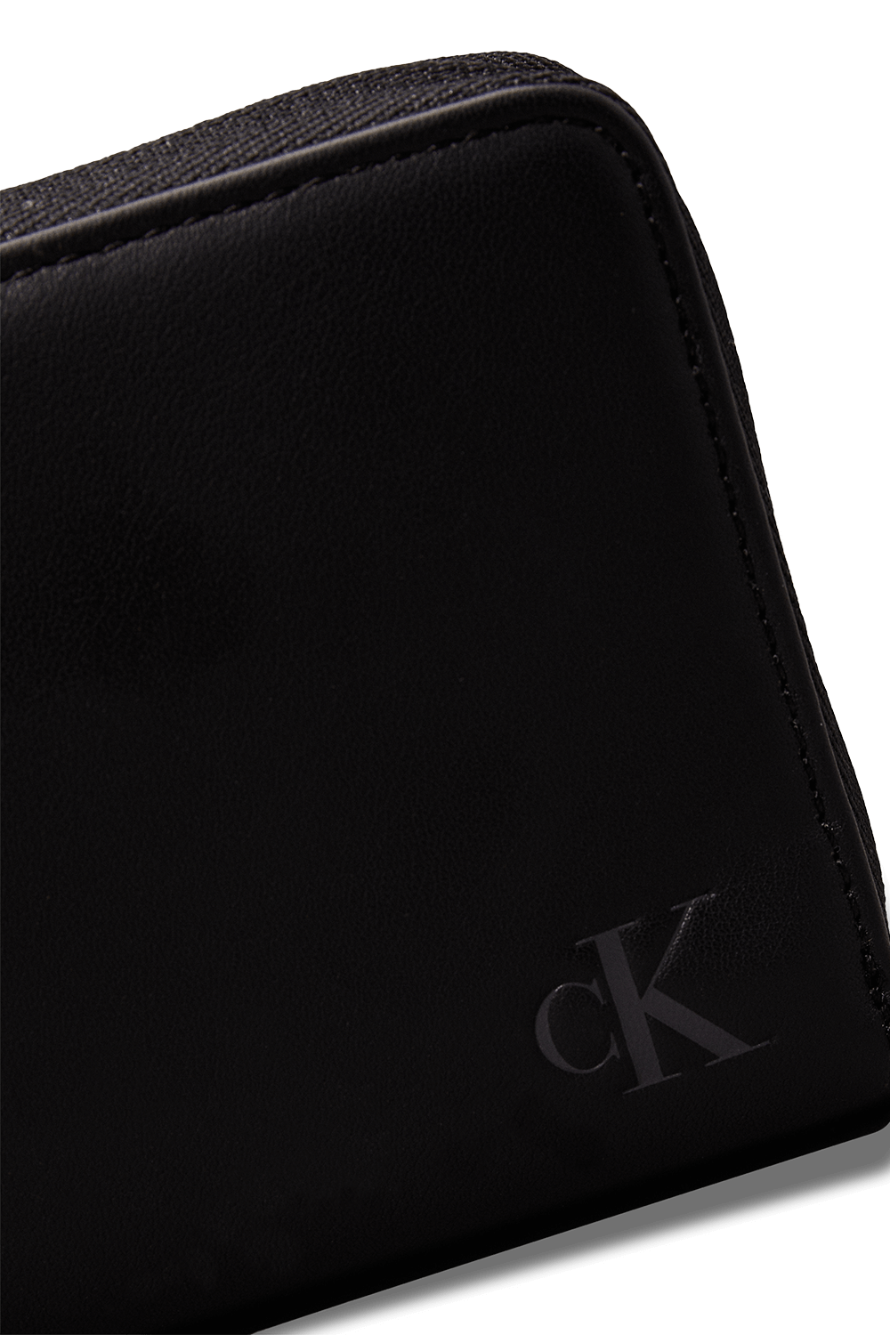 תמונת תקריב של ארנק מעור טבעוני CALVIN KLEIN