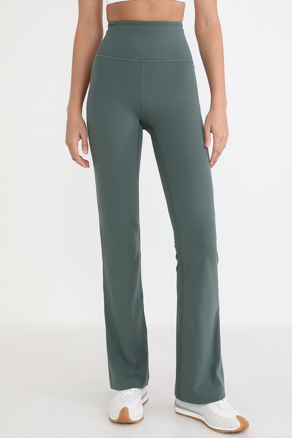 תמונת דוגמן קידמית של Groove Super-High-Rise Flared Pant