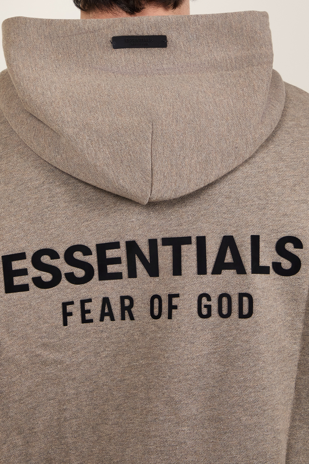 תמונת תקריב דוגמן של סווטשירט קפוצ'ון FEAR OF GOD ESSENTIALS