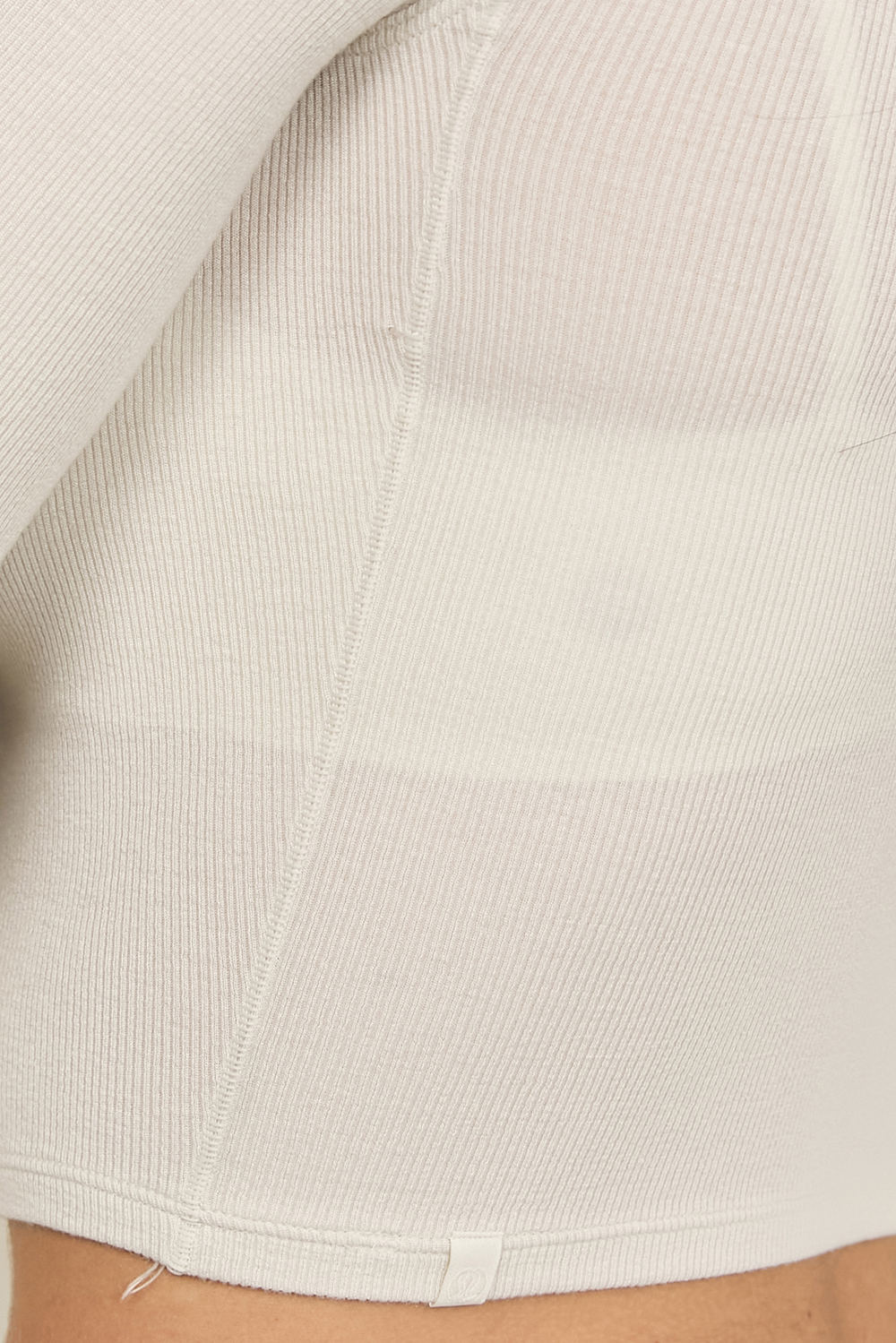 תמונת תקריב דוגמן של Hold Tight Straight-Hem Cropped Long-Sleeve Shirt LULULEMON