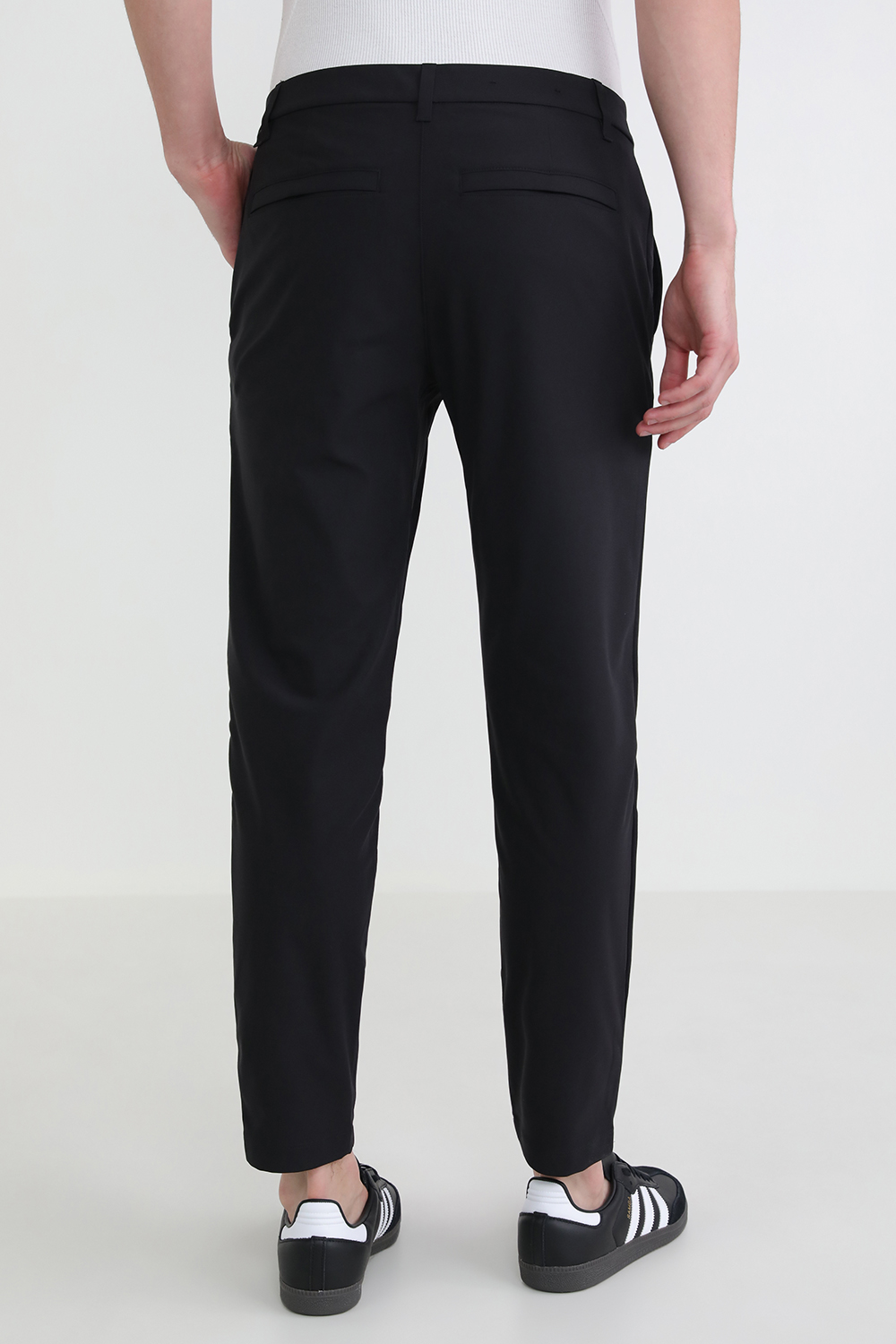 תמונת דוגמן אחורית של ABC Slim-Fit Pant 30