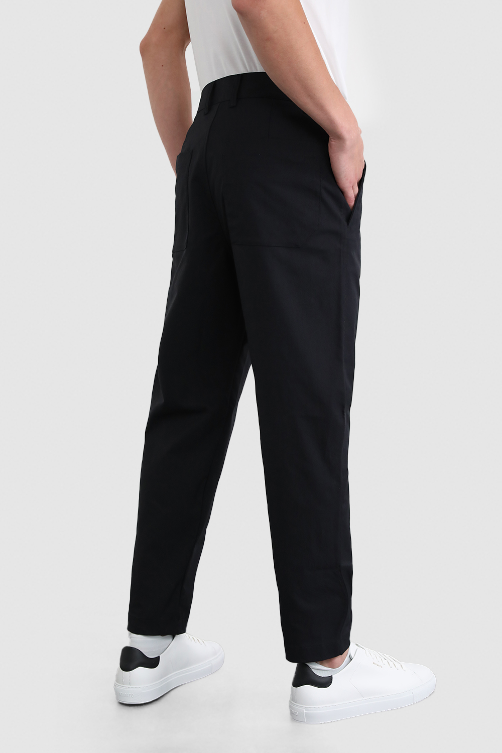 תמונת דוגמן אחורית של Relaxed Tapered Trousers