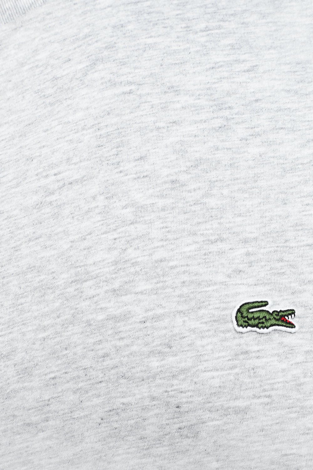 תמונה אחורית של חולצת לוגו טי אפורה LACOSTE