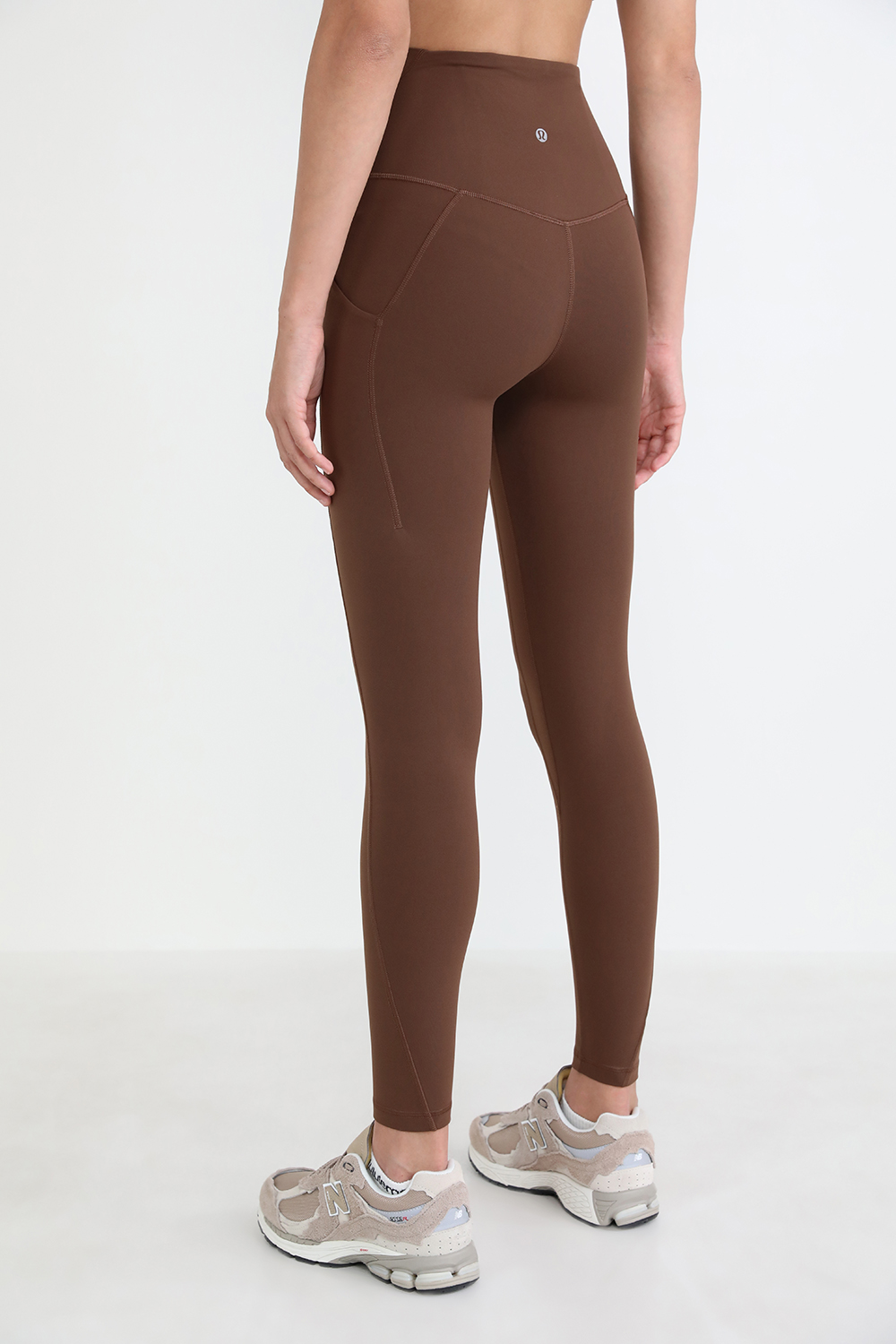 תמונת דוגמן אחורית של Align™ High-Rise Pant 25" *Pockets
