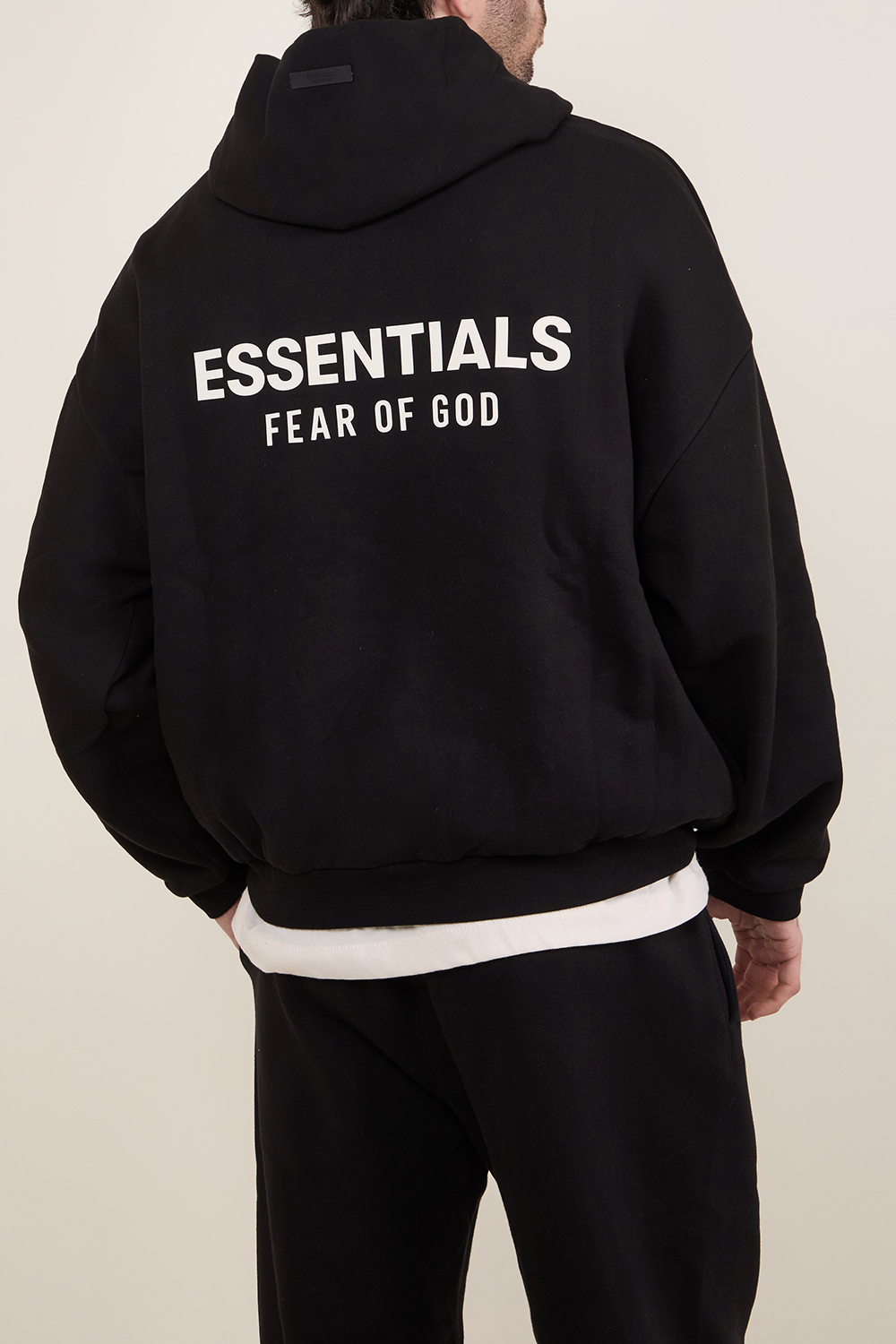 תמונת דוגמן אחורית של סווטשירט קפוצ'ון FEAR OF GOD ESSENTIALS