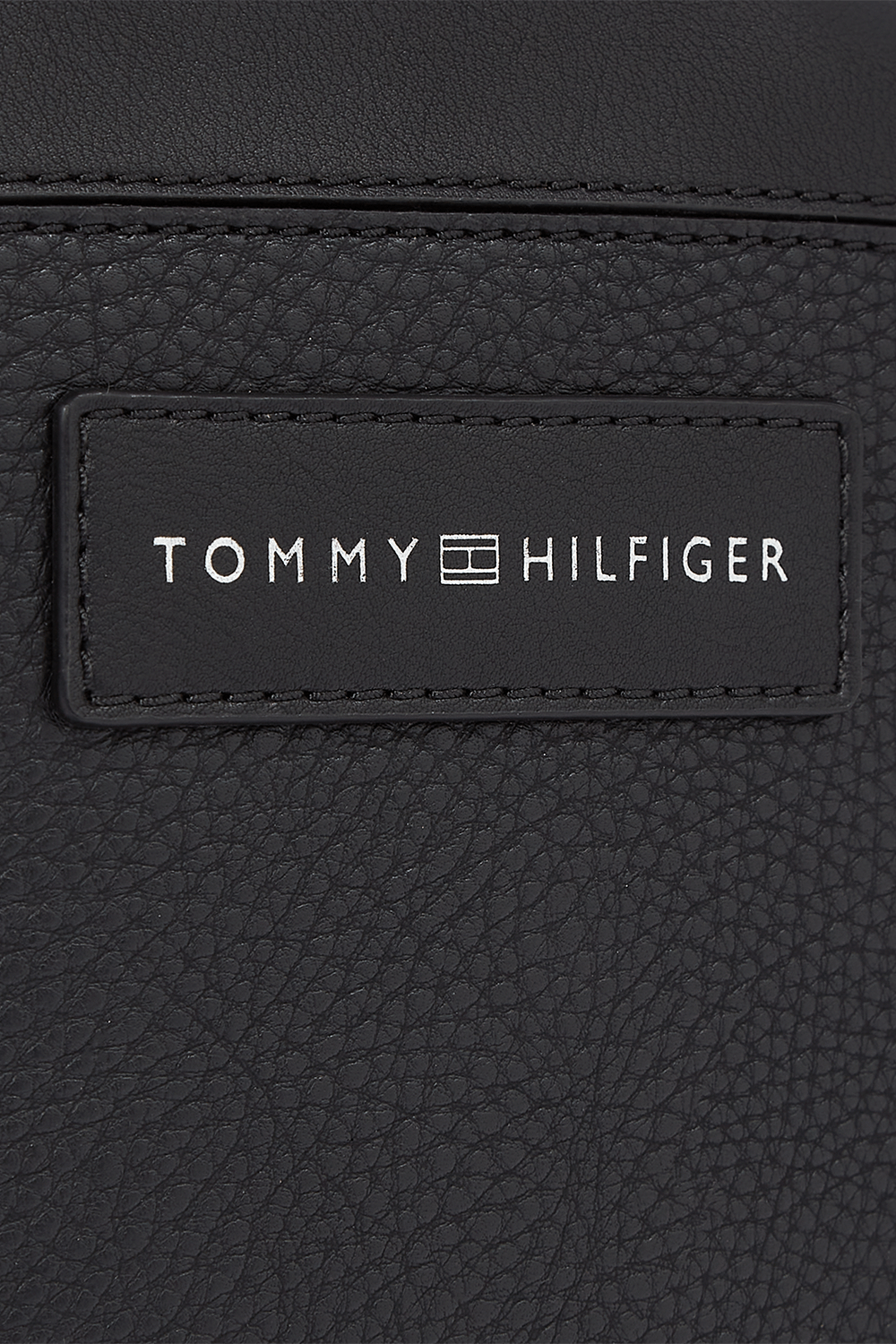 תמונת תקריב של תיק קרוסבודי TOMMY HILFIGER