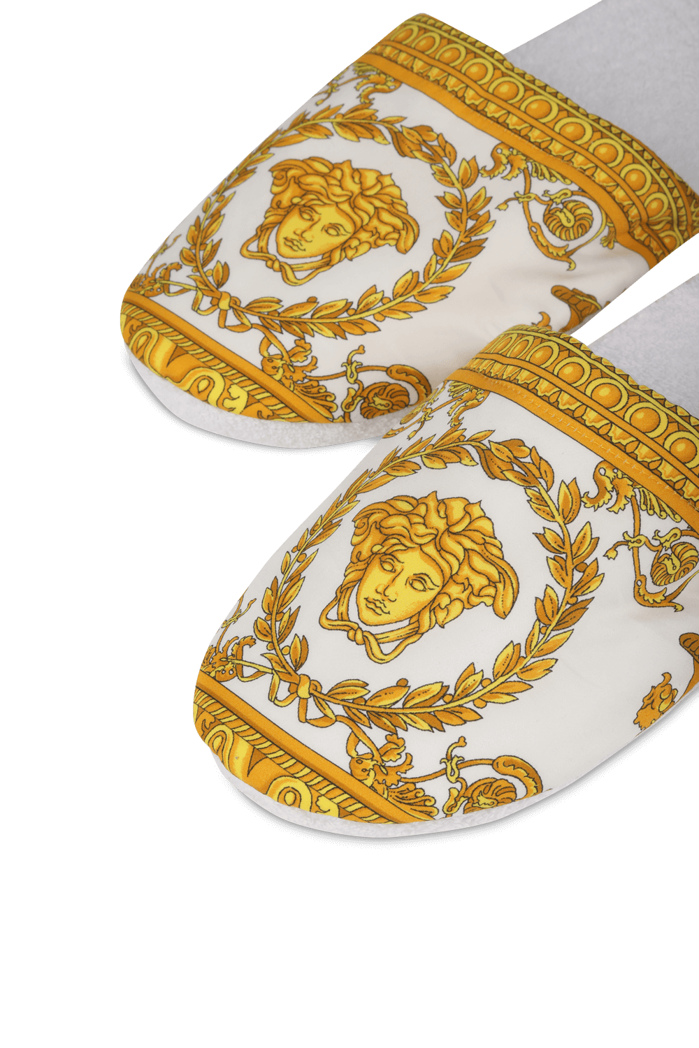 תמונת תקריב של נעלי בית עם הדפס בארוק VERSACE