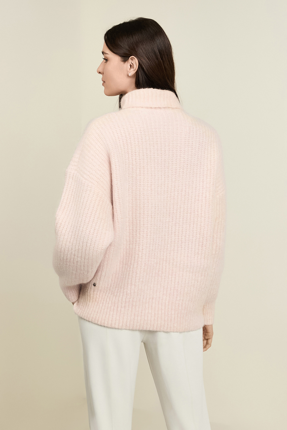 תמונת דוגמן אחורית של Alpaca Wool-Blend Funnel-Neck Sweater LULULEMON