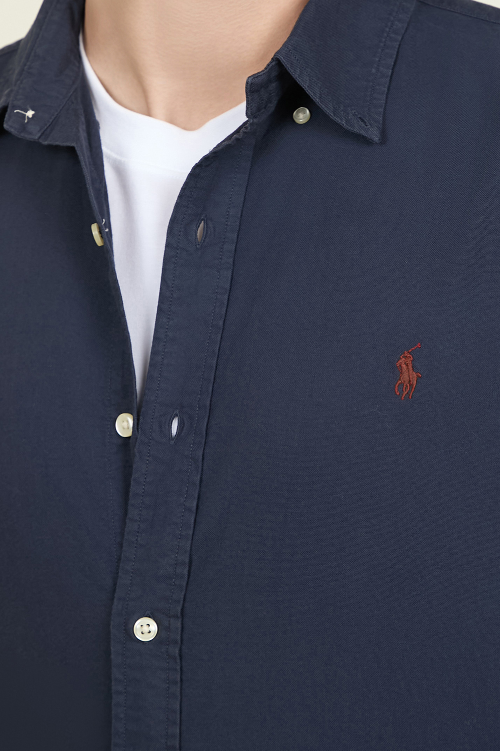 תמונת תקריב דוגמן של חולצה מכופתרת מכותנה POLO RALPH LAUREN