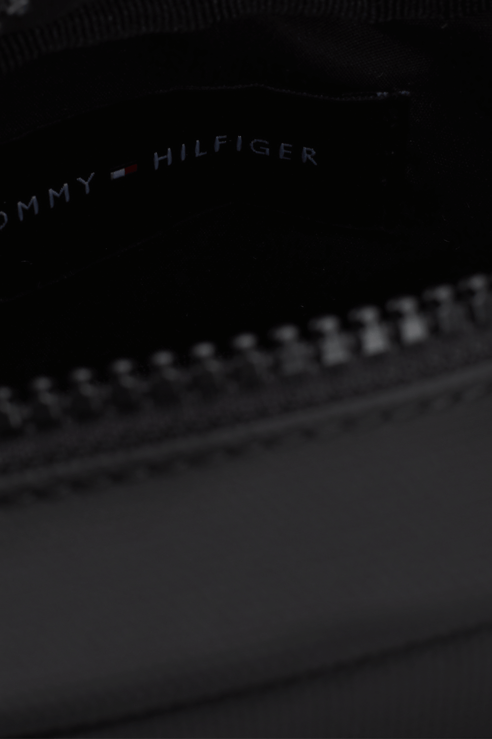 תמונת פנים של תיק קרוסבודי TOMMY HILFIGER