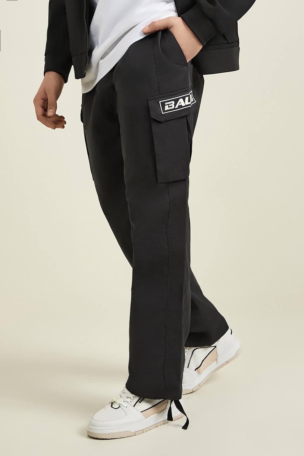 תמונת דוגמן קידמית של מכנסי קרגו BALR