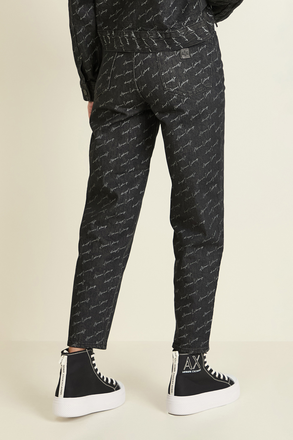 תמונת דוגמן אחורית של מכנסי ג'ינס בגזרה ישרה ARMANI EXCHANGE