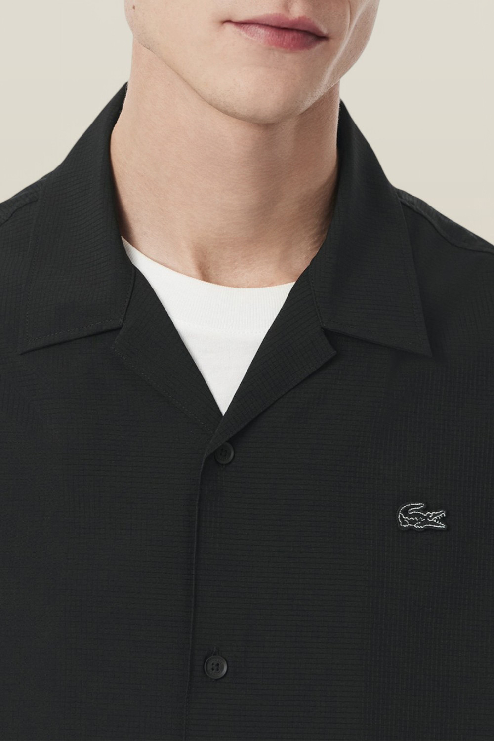 תמונת תקריב דוגמן של חולצת כפתורים LACOSTE
