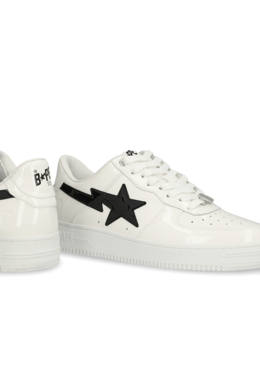 תמונת תקריב של נעלי סניקרס M2 BAPE