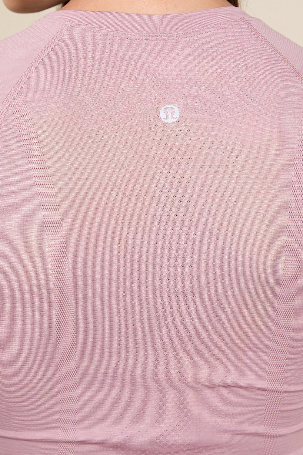 תמונת תקריב דוגמן של Swiftly Tech Cropped Short-Sleeve Shirt 2.0 LULULEMON