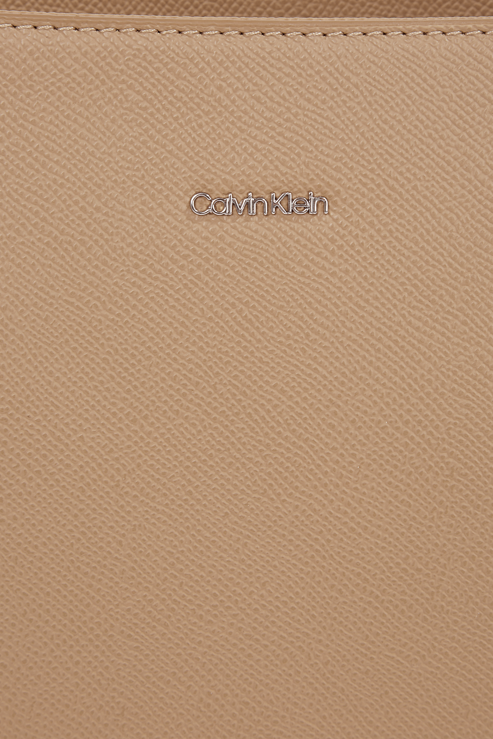 תמונת תקריב של תיק באקט סמול CALVIN KLEIN