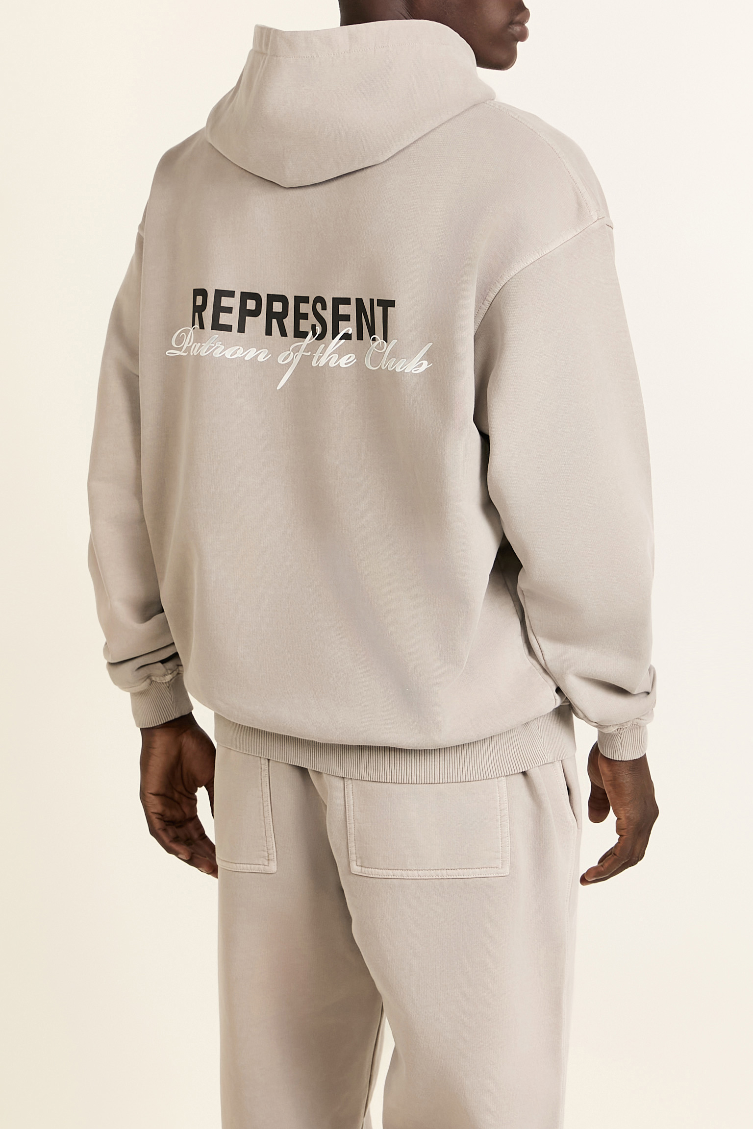 תמונת תקריב דוגמן של סווטשירט קפוצ'ון REPRESENT