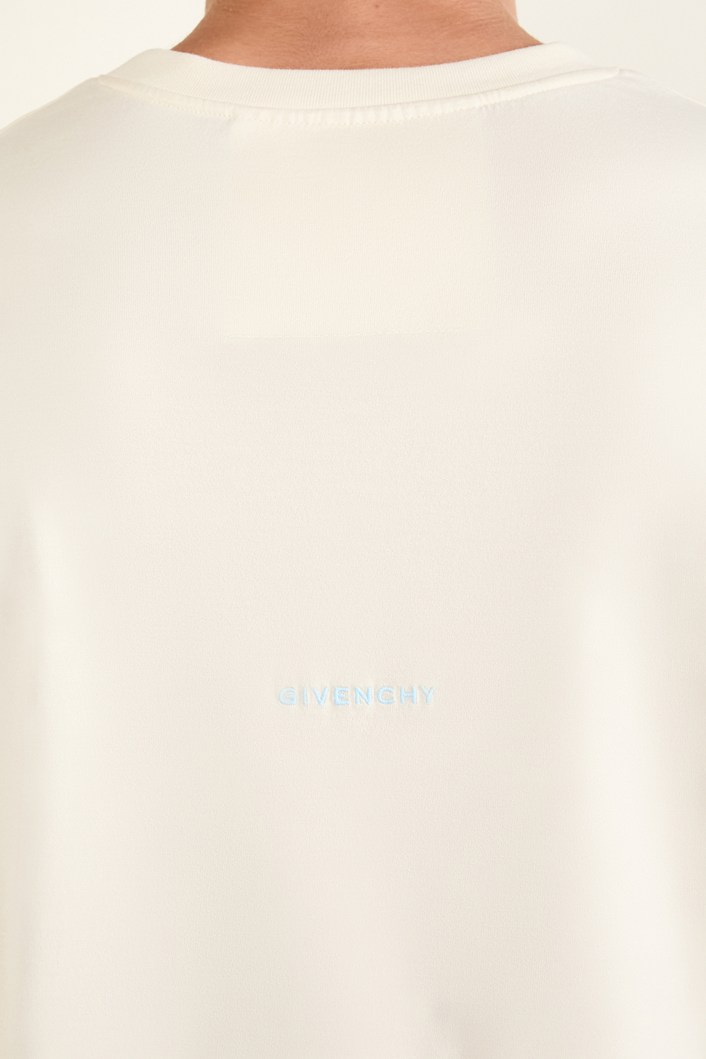 תמונת תקריב דוגמן של חולצת טי GIVENCHY