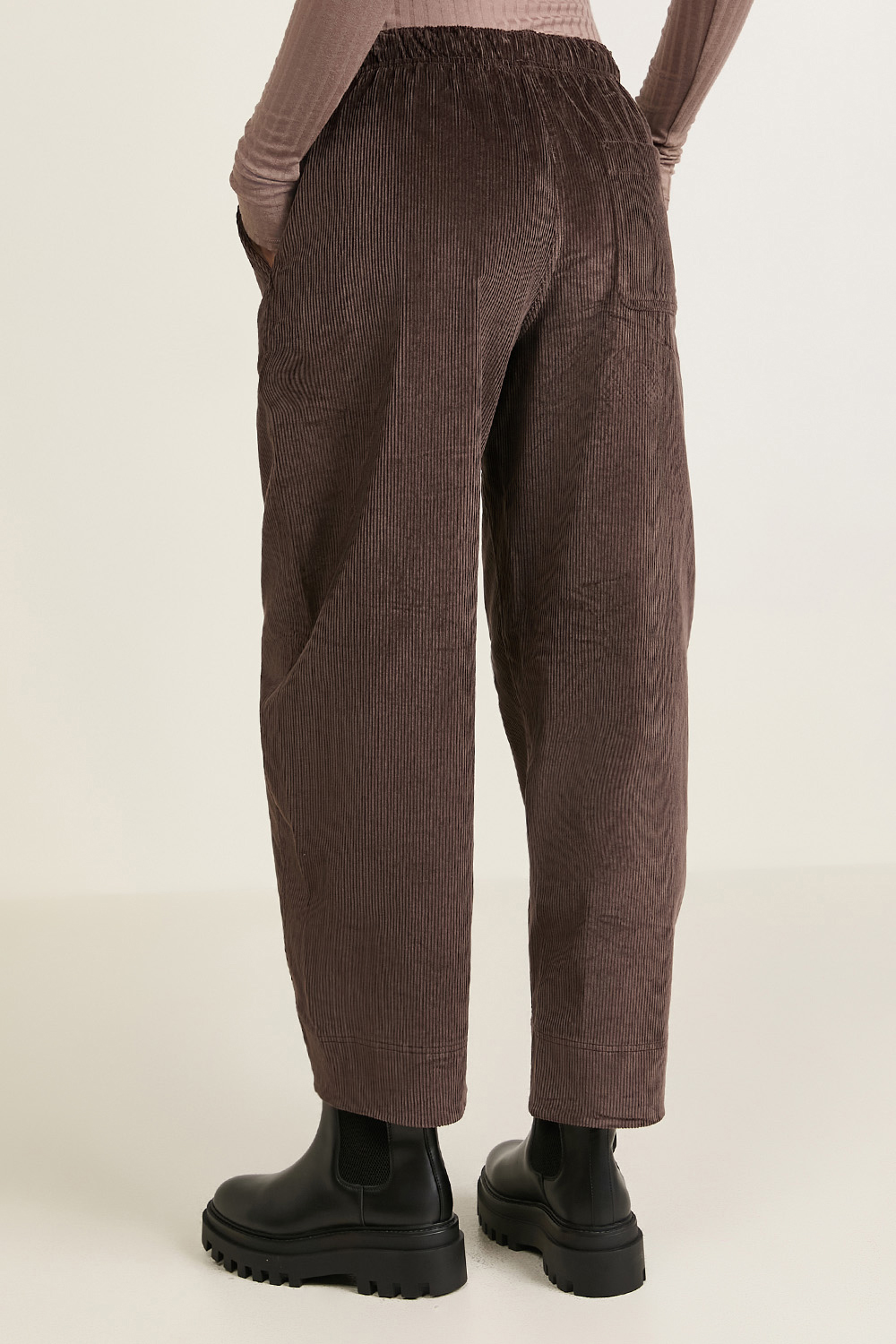 תמונת דוגמן אחורית של Corduroy Relaxed Mid-Rise Pull-On Pant
