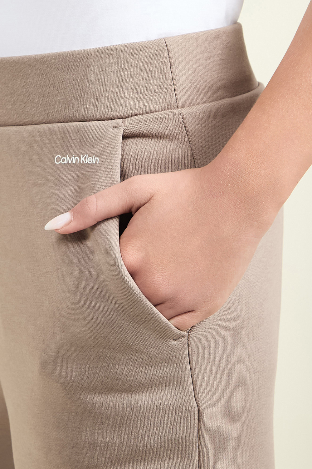 תמונת תקריב דוגמן של מכנסי ג'וגר CALVIN KLEIN