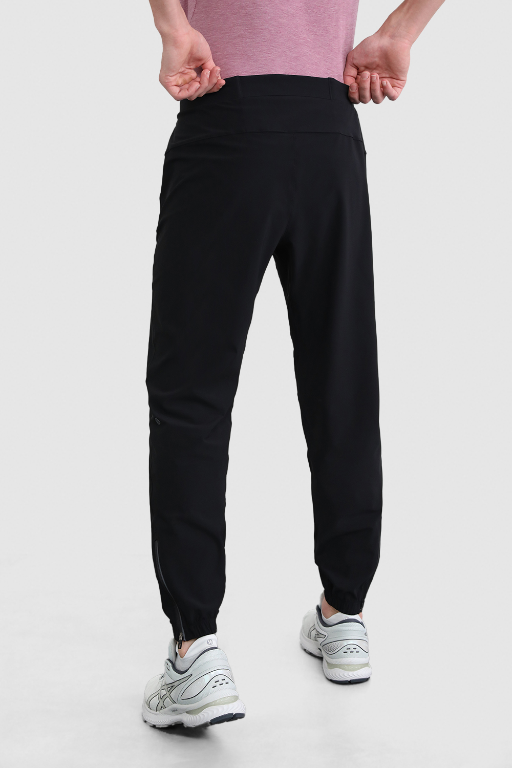 תמונת דוגמן אחורית של At Ease Joggers