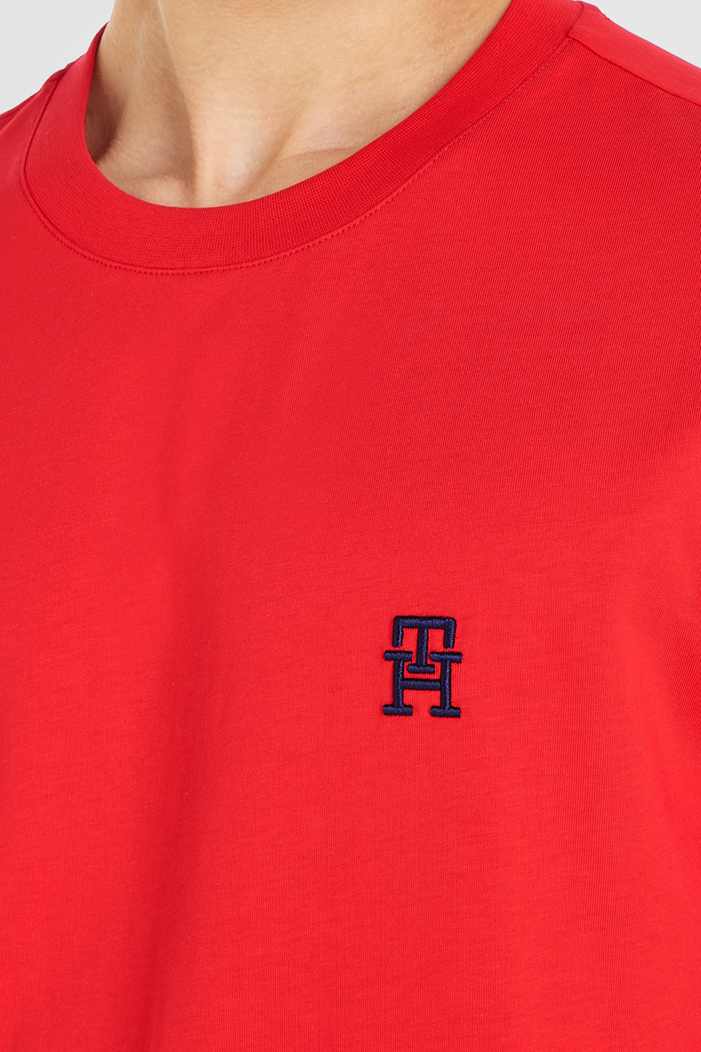 תמונת תקריב דוגמן של חולצת טי TOMMY HILFIGER