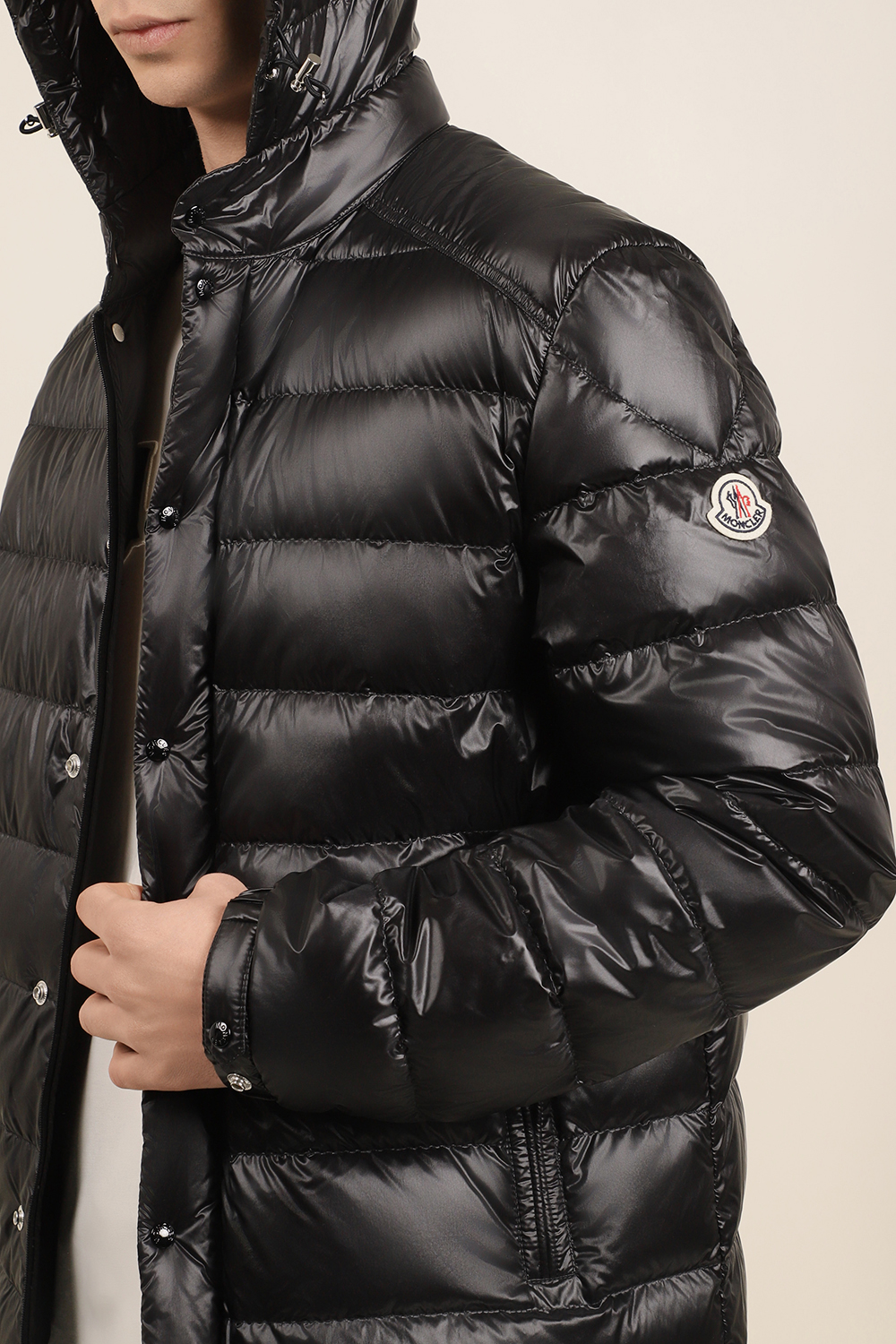 תמונת תקריב דוגמן של מעיל פוך MONCLER