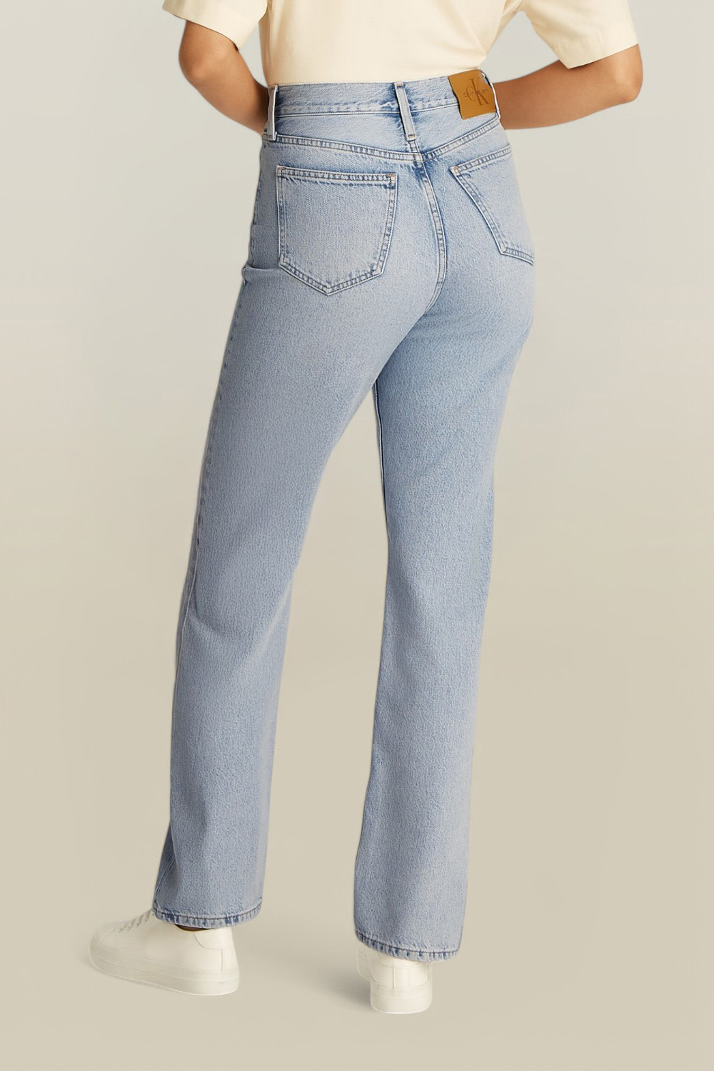 תמונת דוגמן אחורית של מכנסי ג'ינס בגזרה ישרה CALVIN KLEIN