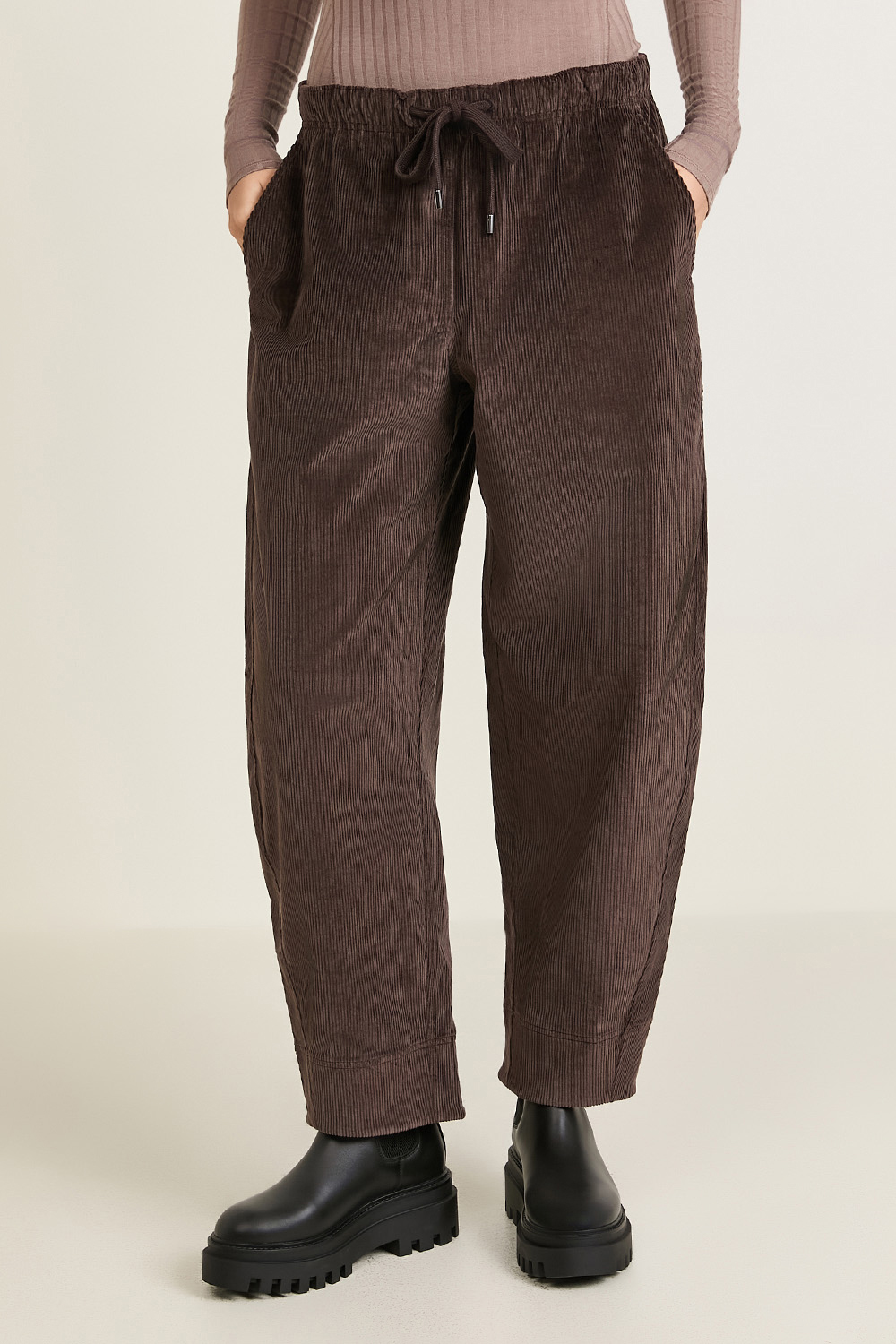 תמונת דוגמן קידמית של Corduroy Relaxed Mid-Rise Pull-On Pant