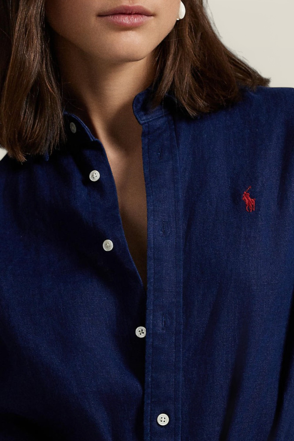 תמונת תקריב דוגמן של שמלת כפתורים מפשתן POLO RALPH LAUREN