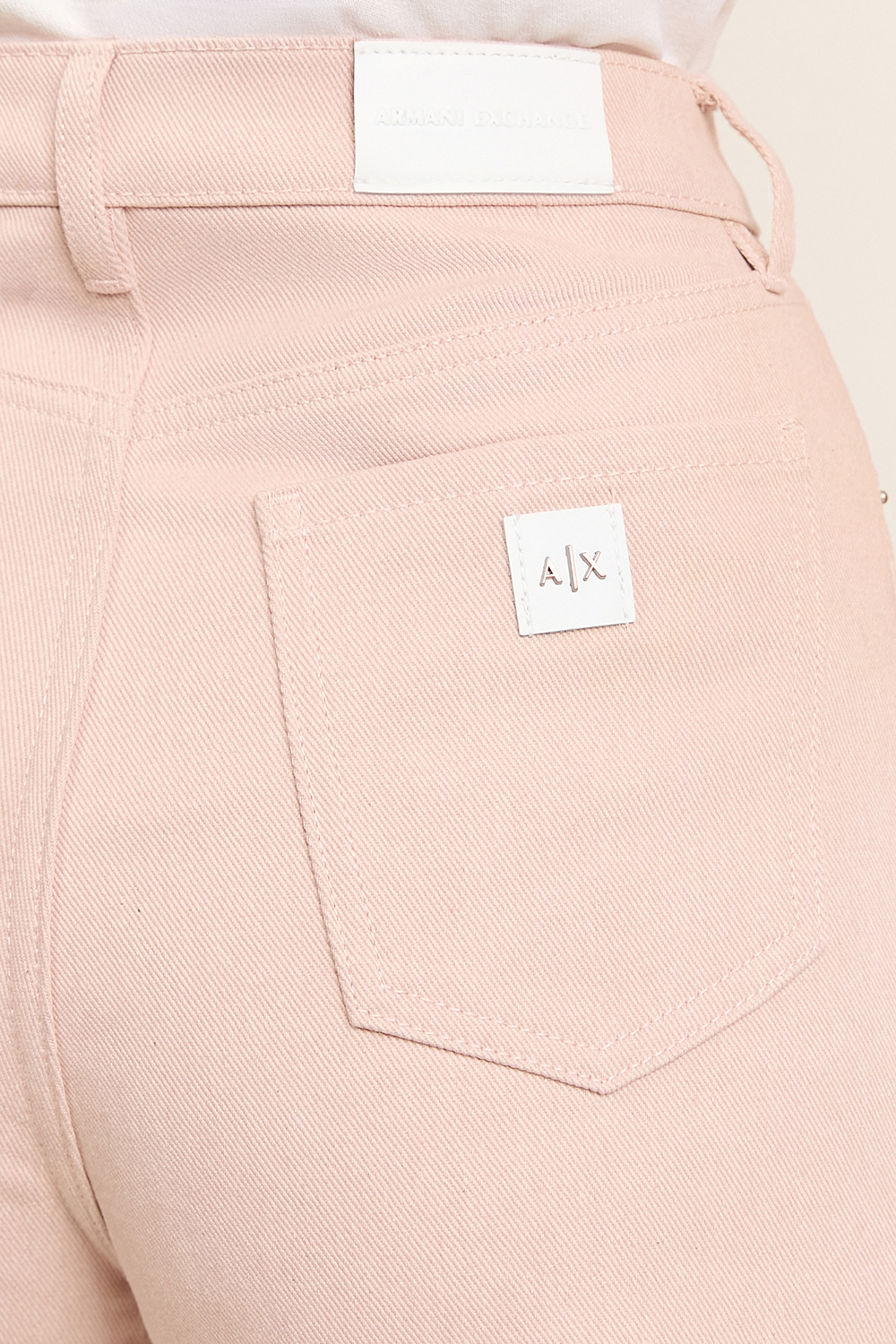 תמונת תקריב דוגמן של מכנסי ג'ינס בגזרה רחבה ARMANI EXCHANGE