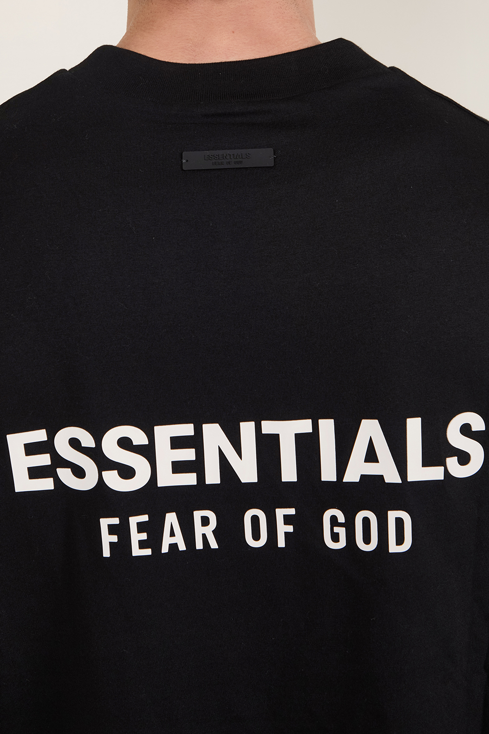 תמונת תקריב דוגמן של חולצת טי FEAR OF GOD ESSENTIALS