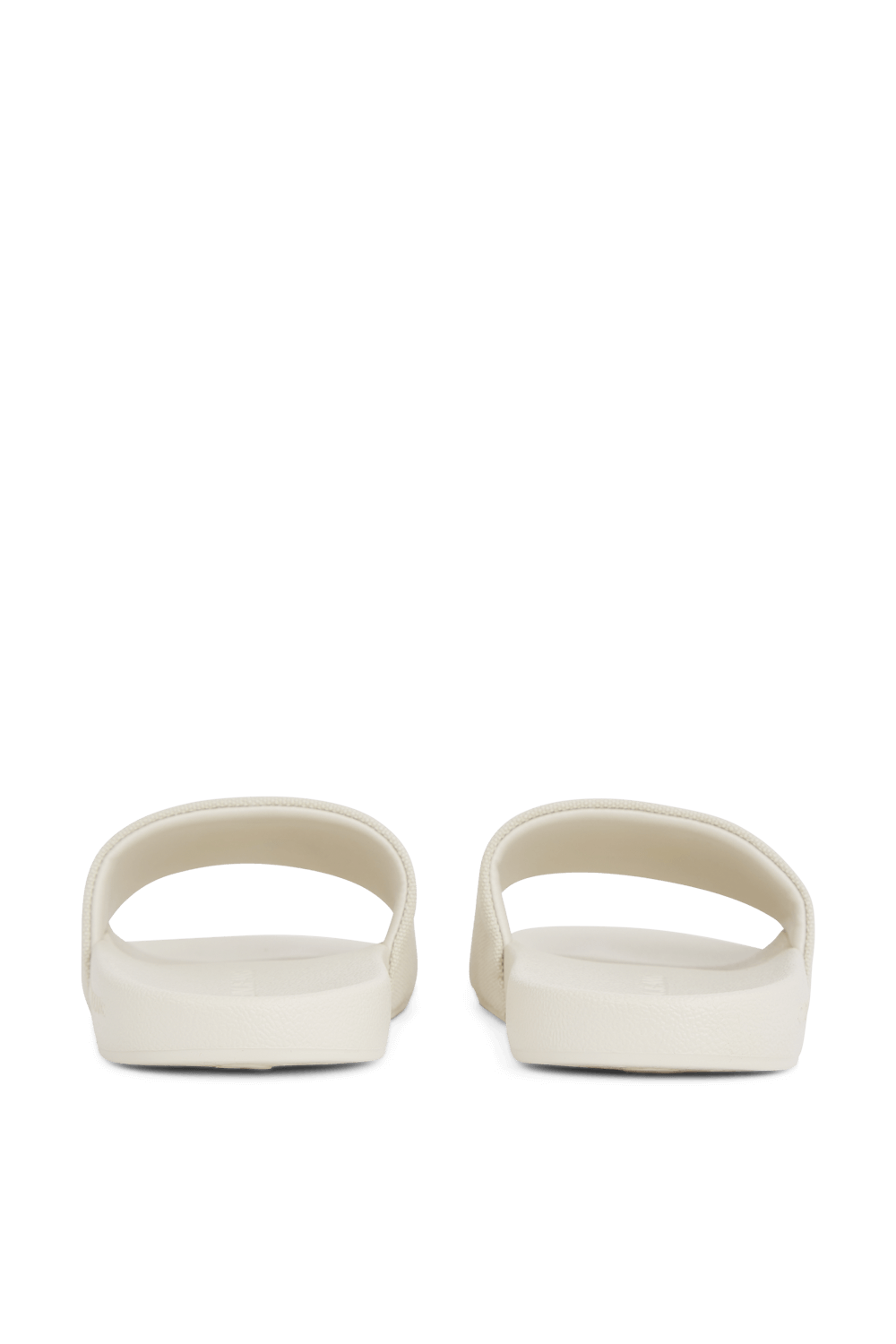 תמונת תקריב של כפכפי סליידס CALVIN KLEIN