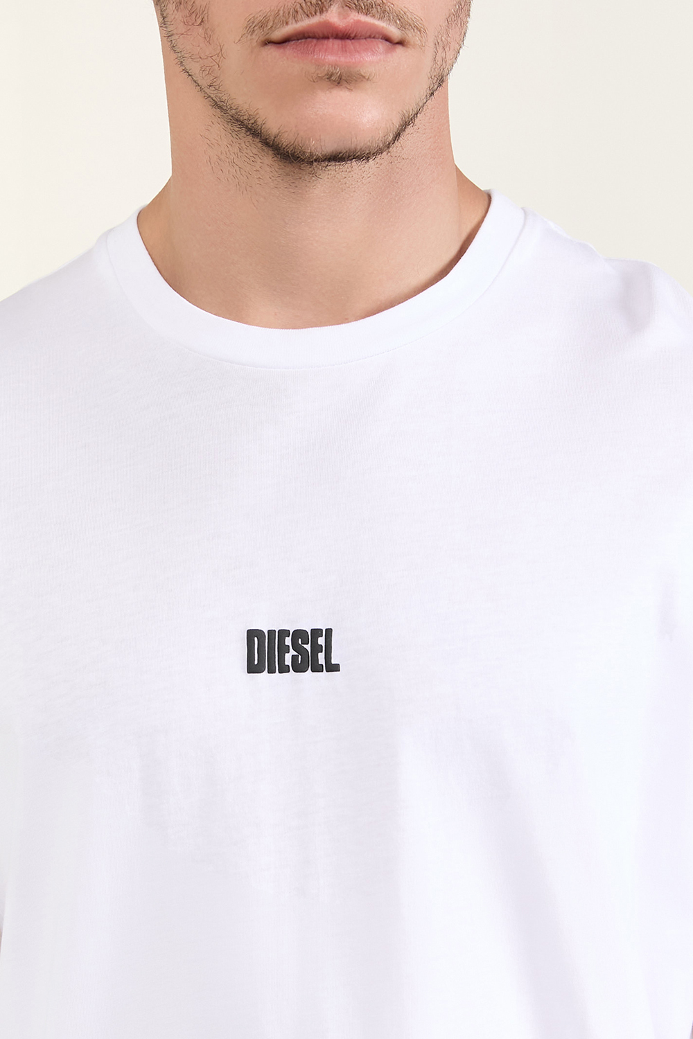 תמונת תקריב דוגמן של חולצת טי DIESEL