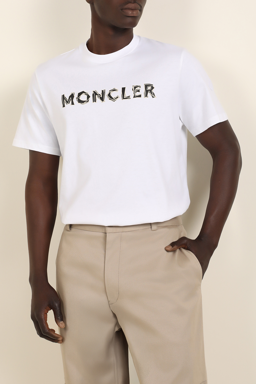 תמונת דוגמן קידמית של חולצת טי MONCLER