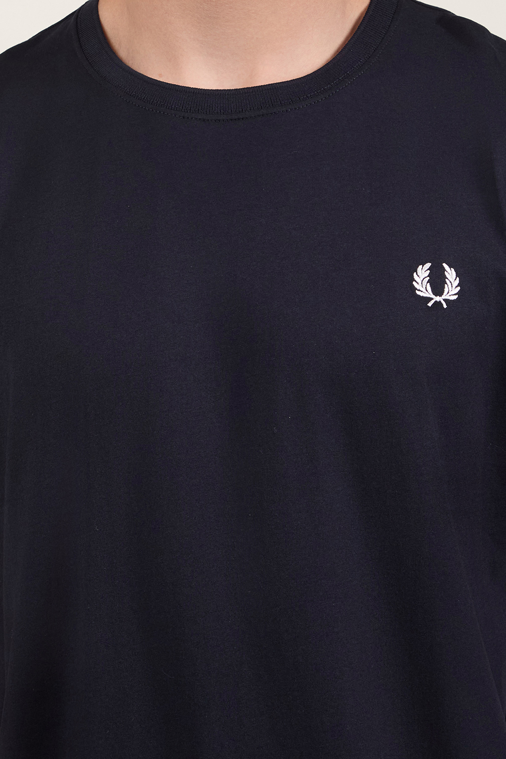 תמונת תקריב דוגמן של חולצת טי FRED PERRY