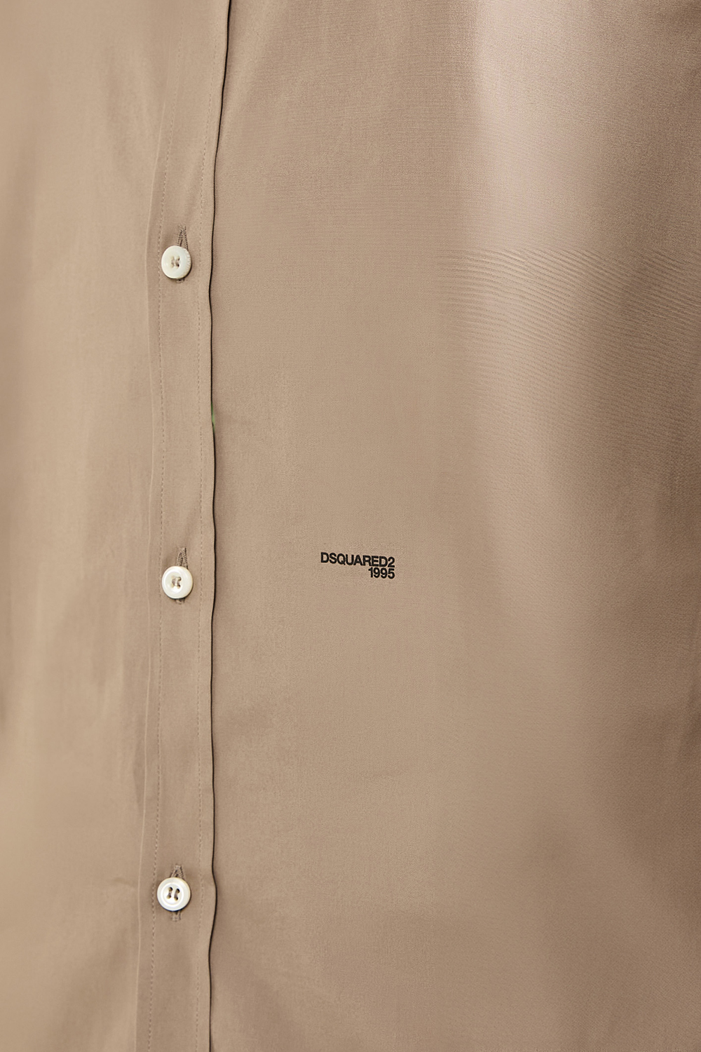 תמונת תקריב דוגמן של חולצה מכופתרת DSQUARED2