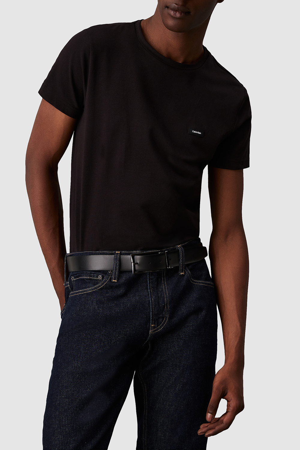 תמונת דוגמן קידמית של חולצת טי סלים פיט CALVIN KLEIN