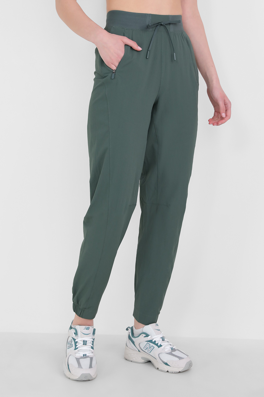 תמונת דוגמן קידמית של License to Train High-Rise Pant