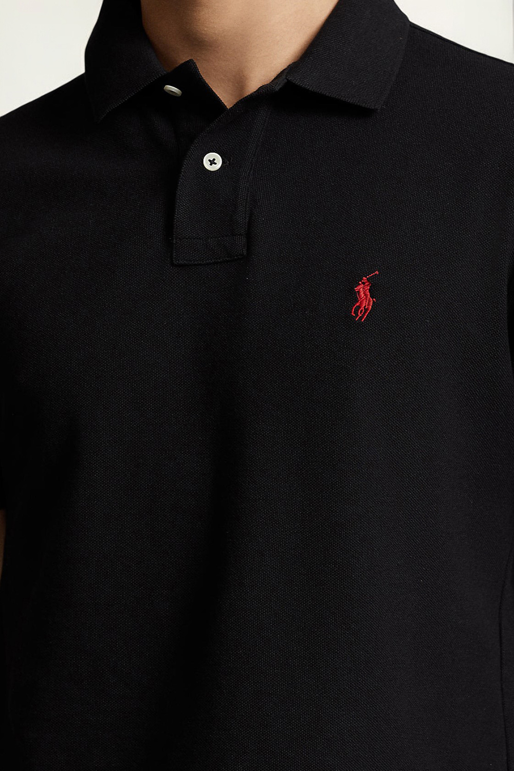 תמונת תקריב דוגמן של חולצת פולו קצרה סלים POLO RALPH LAUREN