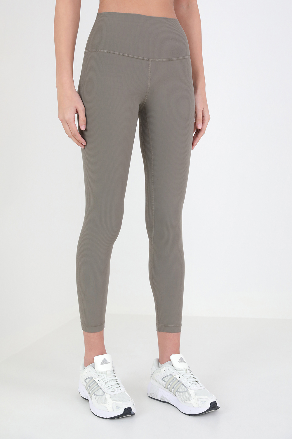 תמונת דוגמן קידמית של Align™ Ribbed High-Rise Crop 23 LULULEMON