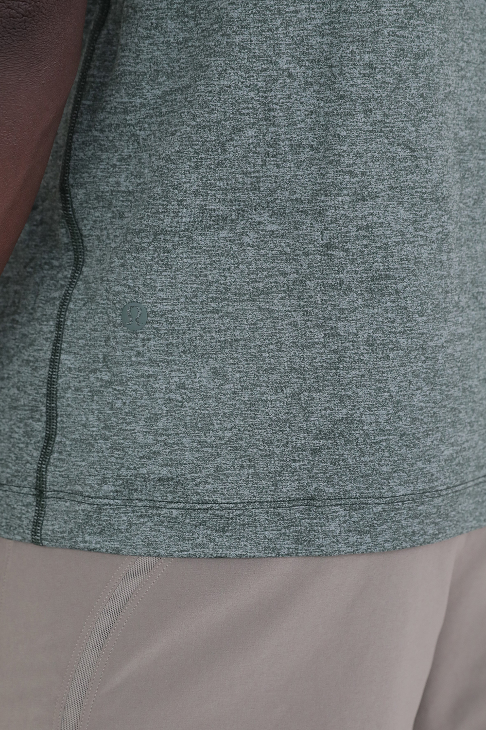 תמונת תקריב דוגמן של Soft Jersey Short Sleeve LULULEMON