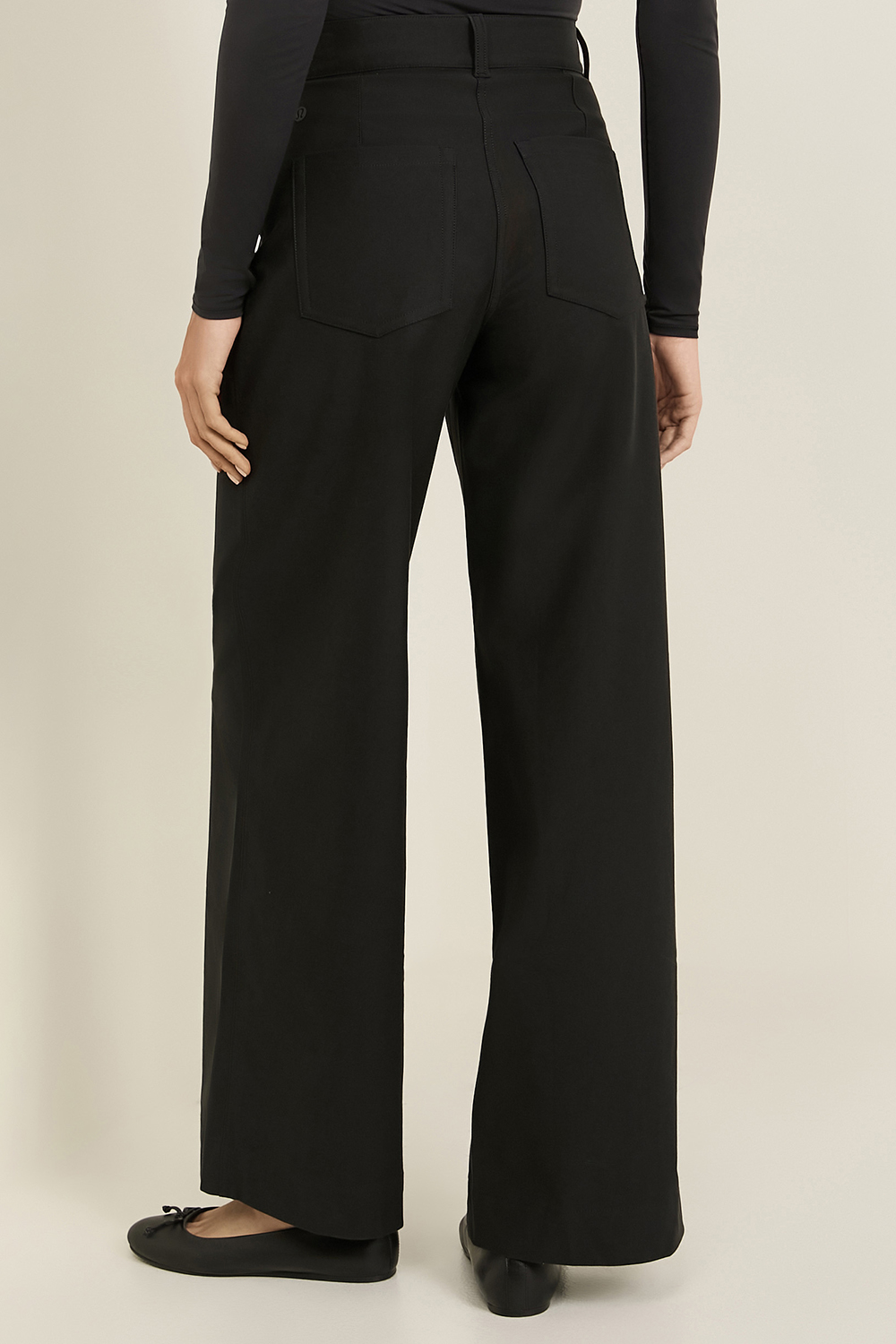 תמונת דוגמן אחורית של City Sleek Utilitech Extra-Wide-Leg Pant *Regular LULULEMON
