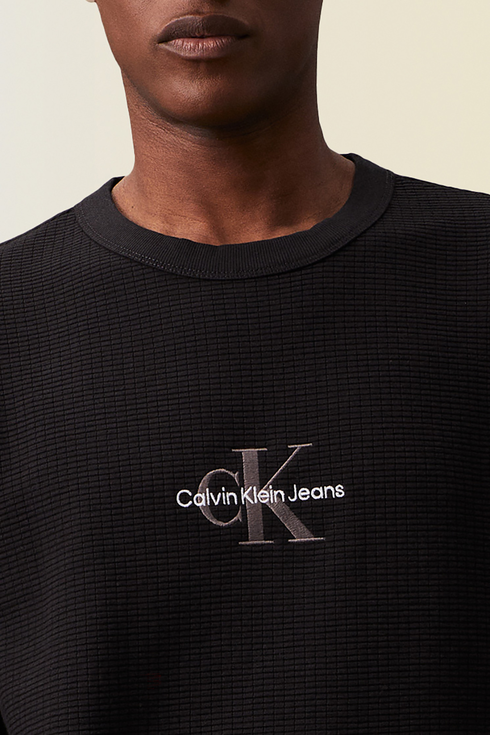 תמונת תקריב דוגמן של חולצת טי וופל CALVIN KLEIN