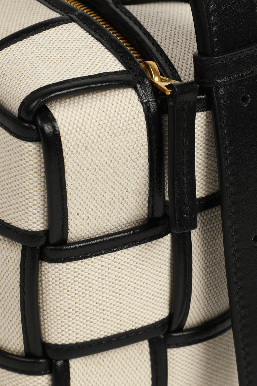 תמונת תקריב של תיק כתף שתי וערב מקנבס BOTTEGA VENETA