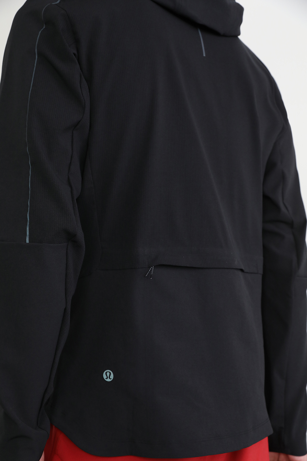 תמונת תקריב דוגמן של Warp Light Packable Jacket