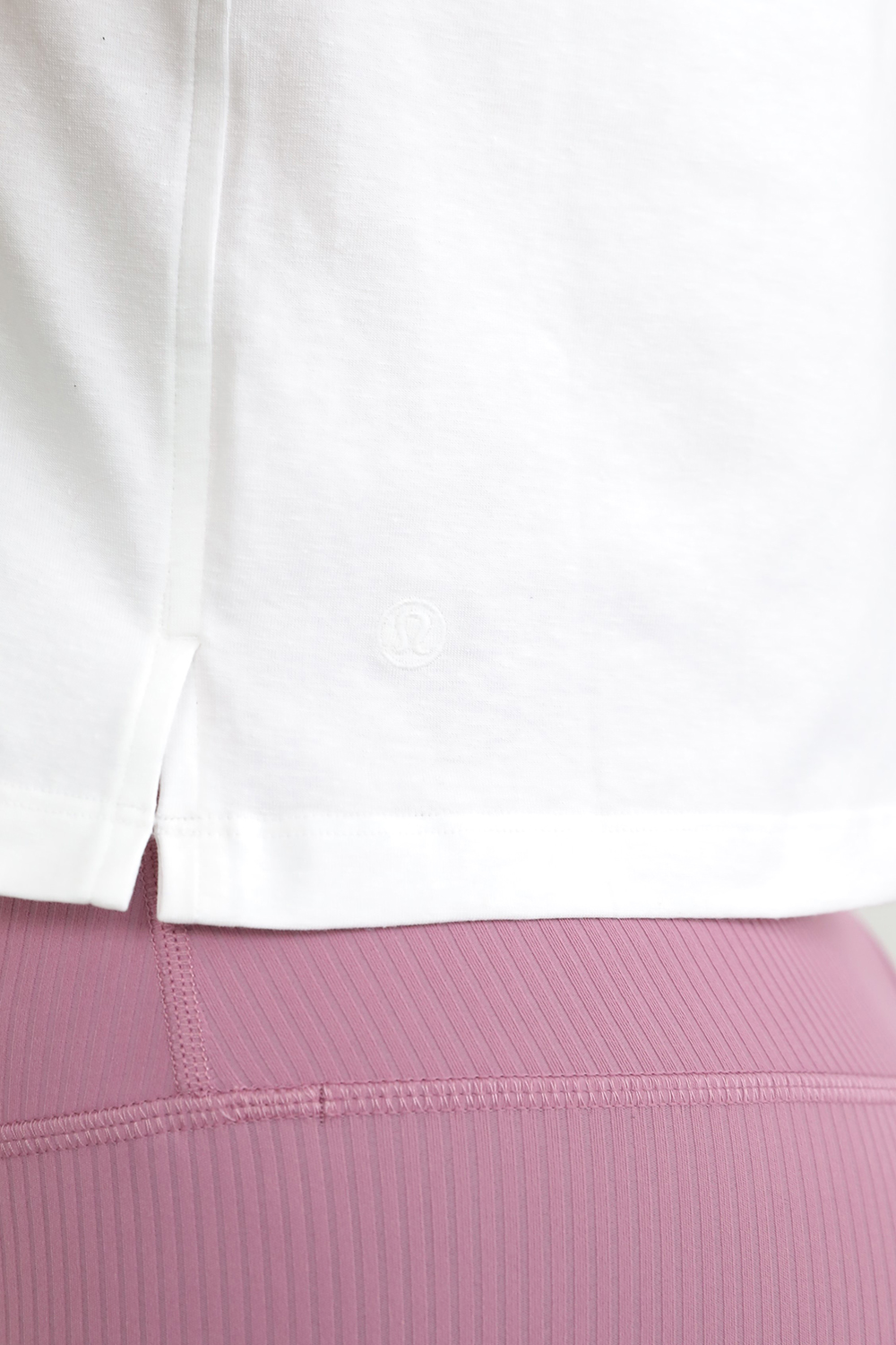 תמונת תקריב דוגמן של Classic-Fit Cotton-Blend Tee