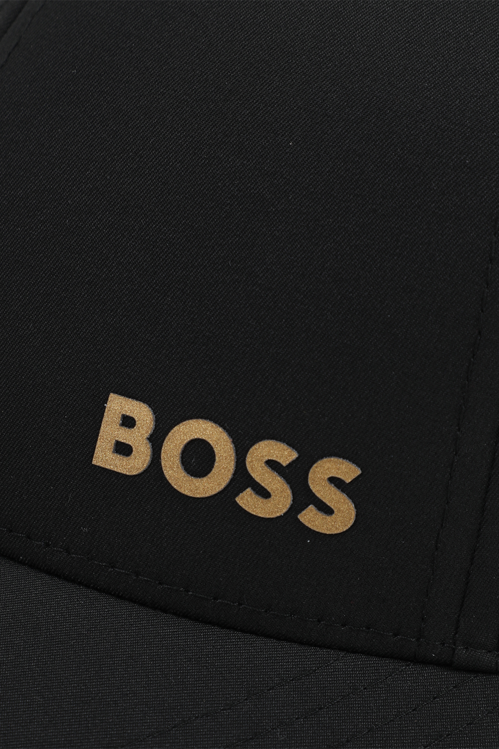 תמונת תקריב של כובע מצחייה עם לוגו זהב BOSS